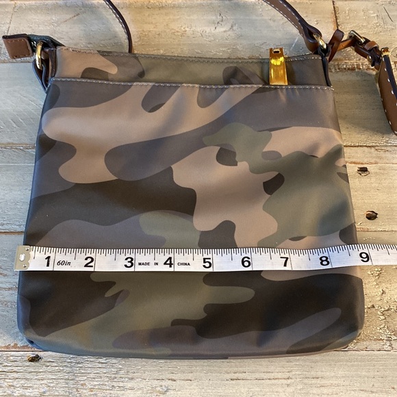 ❤️SOLD❤️Tommy Hilfiger Crossbody Bag Purse Camouflage RN 77806 CA 50900 - Picture 3 of 9